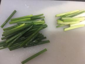 葱洗干净，把葱白和葱叶分别切成段