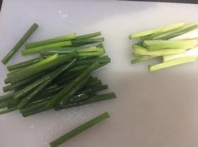 葱洗干净，把葱白和葱叶分别切成段