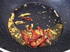 将红尖椒丝放入锅中爆香