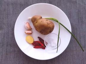 将土豆，红尖椒，大蒜，葱，姜盐，准备好