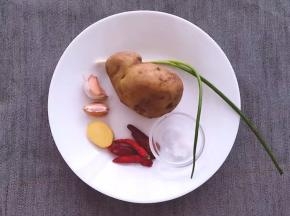 将土豆，红尖椒，大蒜，葱，姜盐，准备好