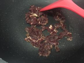 中火，热锅冷油，放入牛肉翻炒至7成熟
很快的