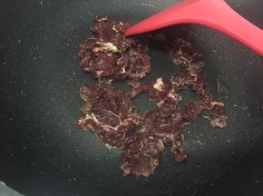 中火，热锅冷油，放入牛肉翻炒至7成熟
很快的