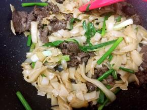 放入葱叶，转大火翻炒半分钟即可