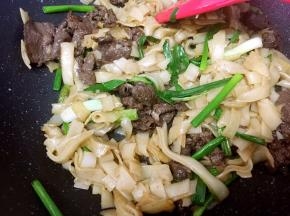 放入葱叶，转大火翻炒半分钟即可