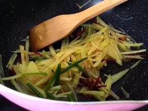 加入葱段翻炒2分钟关火出锅