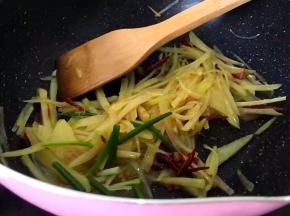 加入葱段翻炒2分钟关火出锅