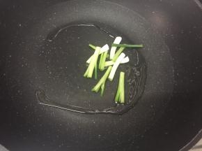 中火，热锅冷油，放入葱白，爆香