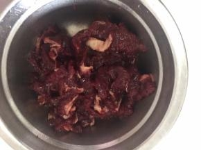 加入油和酱油腌制一下