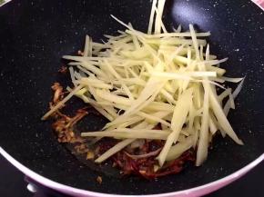 将土豆丝沥干水分，放入锅中