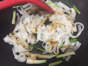 倒入酱油翻炒均匀，炒1分钟