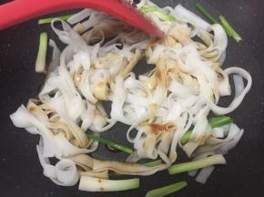 倒入酱油翻炒均匀，炒1分钟