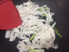 放入河粉翻炒1分钟