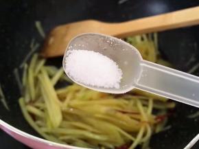 加入半勺盐调味