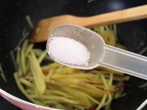 加入半勺盐调味