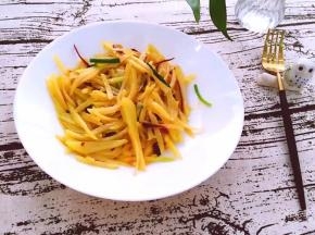 将土豆用盘装起来。成品图