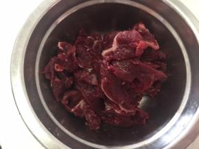 牛肉切片，不要洗，不然水分大