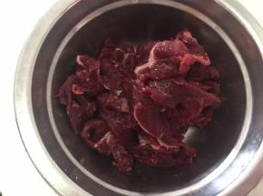 牛肉切片，不要洗，不然水分大