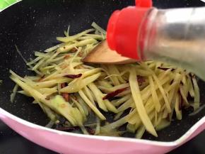 翻炒变色后加入俩勺醋