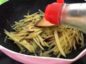 翻炒变色后加入俩勺醋