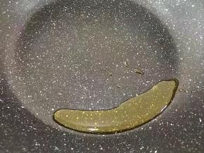 锅里放多一点油，烧热
