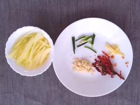 将土豆洗净后去皮切丝用碗装起，泡水，将红尖椒洗净，切丝，大蒜洗净切碎，生姜洗净切丝，葱洗净切段