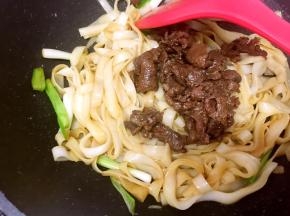 放入牛肉，快速翻炒均匀，炒一分钟