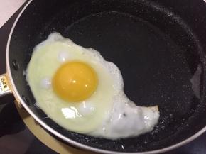 鸡蛋两枚，煎锅烧热，倒入少许油，分次打入两只荷包蛋，先打入的荷包蛋进入锅中成型后，再打入下一颗。