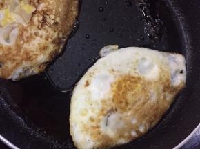 然后倒入煎蛋的锅中