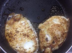 紧贴着锅底的一面入味上色后，翻面煎另一面