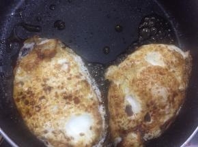 紧贴着锅底的一面入味上色后，翻面煎另一面