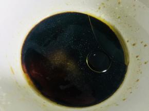 然后加入一大勺糖，糖的分量可以根据个人的口味调整，喜欢甜一些的就多放些糖，喜欢酸一些就少放。