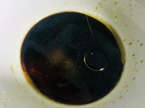然后加入一大勺糖，糖的分量可以根据个人的口味调整，喜欢甜一些的就多放些糖，喜欢酸一些就少放。