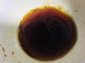 小火煎蛋的同时做调味汁，酱油醋，以2:1的比例混合成汁