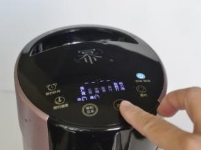 启动豆浆机的豆浆功能就好了，接下来就等着豆浆做好，这期间就可以准备要刷锅的食材了