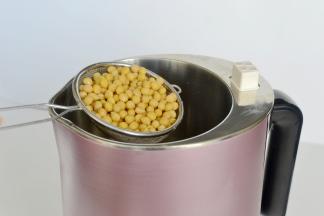 先做豆浆。取70克黄豆浸泡2个小时左右然后沥干放入豆浆机