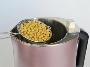 先做豆浆。取70克黄豆浸泡2个小时左右然后沥干放入豆浆机