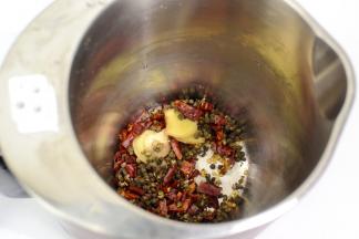 将干辣椒洗净剪小段和花椒、姜片以前放入豆浆机