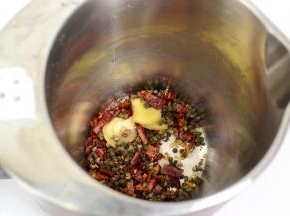 将干辣椒洗净剪小段和花椒、姜片以前放入豆浆机