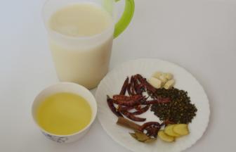 接下来就做鸳鸯火锅中的红油锅 材料：玉米油一小碗 豆浆500ML 干辣椒和花椒适量 姜片少许 蒜瓣几个 香叶和桂皮以及大料少许 调料：辣椒红油 辣椒酱 盐 熟白芝麻