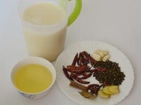 接下来就做鸳鸯火锅中的红油锅 材料：玉米油一小碗 豆浆500ML 干辣椒和花椒适量 姜片少许 蒜瓣几个 香叶和桂皮以及大料少许 调料：辣椒红油 辣椒酱 盐 熟白芝麻