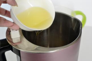 然后加入一小碗的玉米油