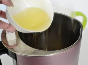 然后加入一小碗的玉米油