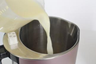 将豆浆趁热加入，用量大约500ML左右就可以
