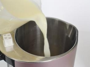将豆浆趁热加入，用量大约500ML左右就可以