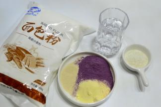 菊花馒头 材料：白鲨面包粉200克 奶粉10克 酵母3克 水120克 紫薯粉10克 糖15克