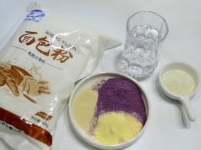 菊花馒头 材料：白鲨面包粉200克 奶粉10克 酵母3克 水120克 紫薯粉10克 糖15克