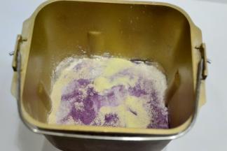 面包粉倒入面包桶内、加入其它所有材料