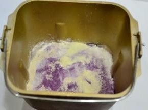 面包粉倒入面包桶内、加入其它所有材料