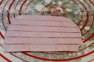 擀成0.3CM左右厚度的薄片然后切成1CM左右的长条